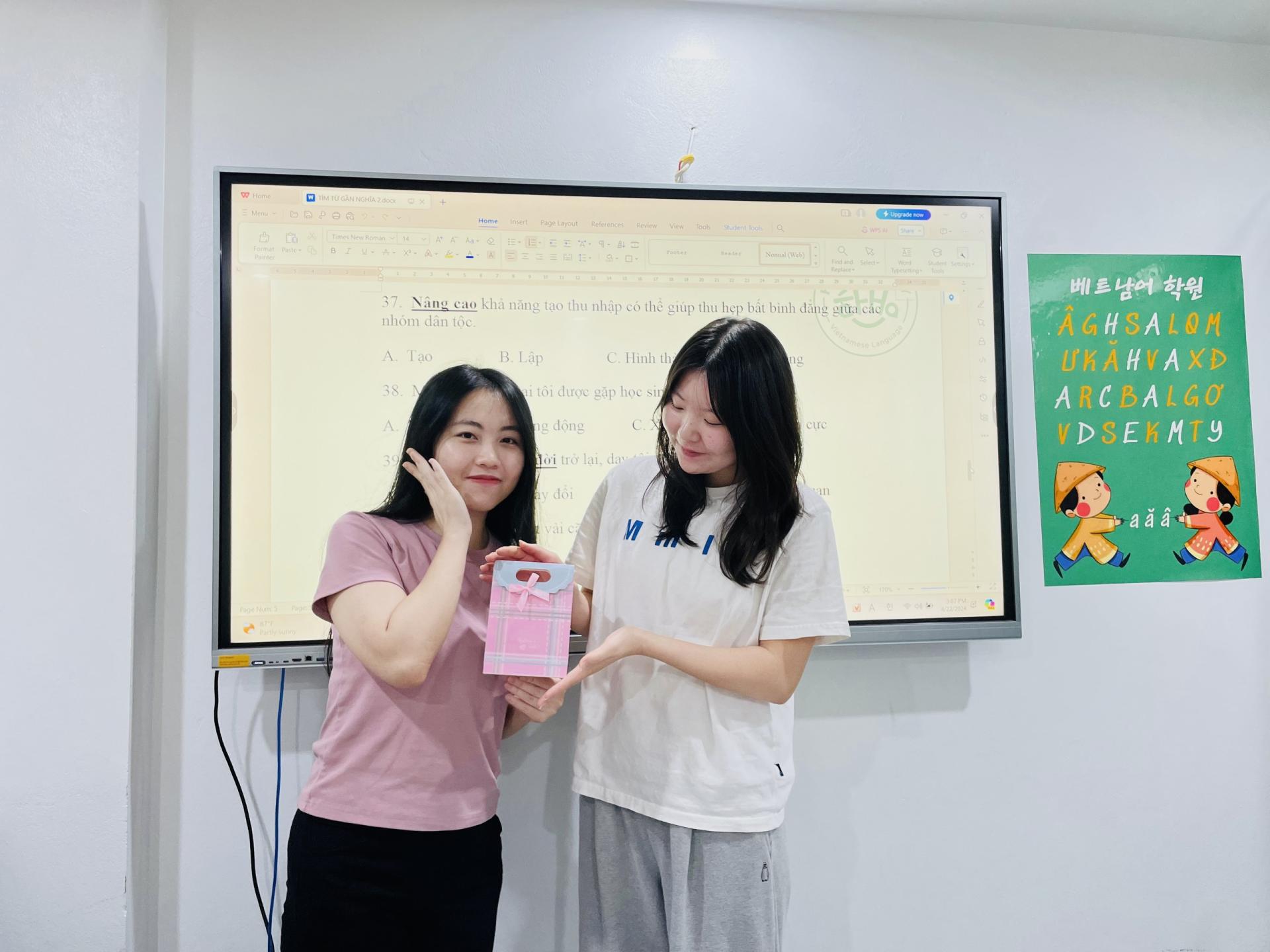 Oanh 선생님께서 두 학생에게 선물도 주시고 기념사진도 찍었습니다.